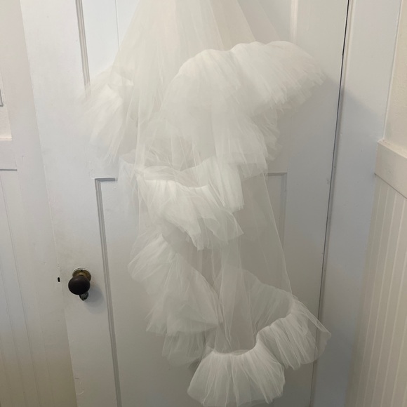 Ruffle Fingertip Ivory Tulle Veil - Picture 2 of 5